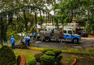BrooKLYN, NEW YORK - 6 Ağustos 2020: Con Edison tamir ekibi elektriği geri getirdi ve tropik fırtına Isaias 'ın New York' u vurmasıyla birlikte şiddetli hava durumunu temizledi 