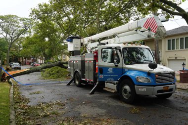 BrooKLYN, NEW YORK - 6 Ağustos 2020: Con Edison tamir ekibi elektriği geri getirdi ve tropik fırtına Isaias 'ın New York' u vurmasıyla birlikte şiddetli hava durumunu temizledi 
