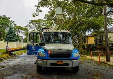 BrooKLYN, NEW YORK - 6 Ağustos 2020: Con Edison tamir ekibi elektriği geri getirdi ve tropik fırtına Isaias 'ın New York' u vurmasıyla birlikte şiddetli hava durumunu temizledi 