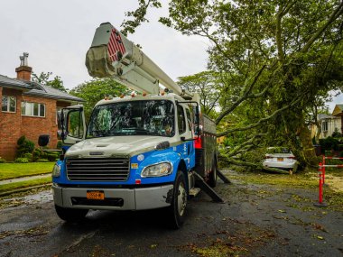 BrooKLYN, NEW YORK - 6 Ağustos 2020: Con Edison tamir ekibi elektriği geri getirdi ve tropik fırtına Isaias 'ın New York' u vurmasıyla birlikte şiddetli hava durumunu temizledi 