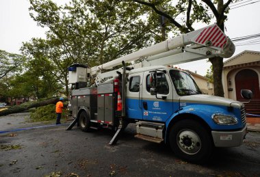 BrooKLYN, NEW YORK - 6 Ağustos 2020: Con Edison tamir ekibi elektriği geri getirdi ve tropik fırtına Isaias 'ın New York' u vurmasıyla birlikte şiddetli hava durumunu temizledi 