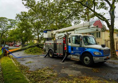 BrooKLYN, NEW YORK - 6 Ağustos 2020: Con Edison tamir ekibi elektriği geri getirdi ve tropik fırtına Isaias 'ın New York' u vurmasıyla birlikte şiddetli hava durumunu temizledi 