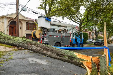 BrooKLYN, NEW YORK - 6 Ağustos 2020: Con Edison tamir ekibi elektriği geri getirdi ve tropik fırtına Isaias 'ın New York' u vurmasıyla birlikte şiddetli hava durumunu temizledi 