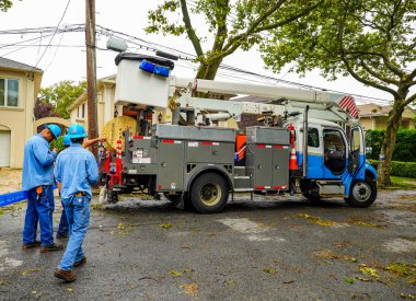 BrooKLYN, NEW YORK - 6 Ağustos 2020: Con Edison tamir ekibi elektriği geri getirdi ve tropik fırtına Isaias 'ın New York' u vurmasıyla birlikte şiddetli hava durumunu temizledi 