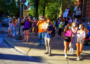 SARATOGA SPRINGS, New York - 3 AĞUSTOS 2020: Saratoga Springs önündeki Siyahi Hayatlar Önemlidir ve Polis Protestocuları, NY Belediye Binası 