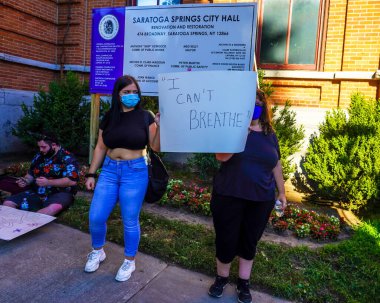 SARATOGA SPRINGS, New York - 3 AĞUSTOS 2020: Saratoga Springs önündeki Siyahi Hayatlar Önemlidir ve Polis Protestocuları, NY Belediye Binası 