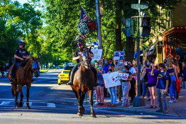 SARATOGA SPRINGS, NEW YORK - 3 AĞUSTOS 2020: Saratoga Springs Polis Teşkilatı Siyahların Yaşamları Önemlidir ve Defund Polis Protestosu sırasında Saratoga Springs, NY Belediye Binası önünde güvenlik sağlıyor 