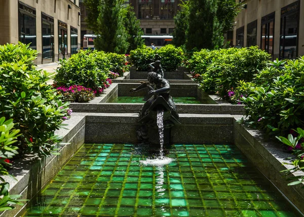 マンハッタンのミッドタウンにあるロックフェラーセンターの英国とフランスの建物の間にあるRene Chambellanによって設計された噴水のあるChannel Gardensのプール — ストック写真