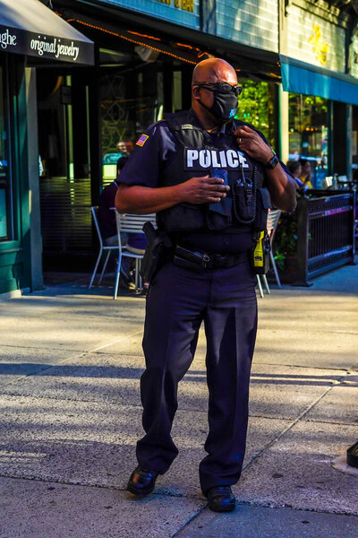 САРАТОГА, НЬЮ-ЙОРК - 3 августа 2020 года: Департамент полиции Саратога-Спрингс обеспечивает безопасность во время акции "Black Lives Matter and Defund Police Protest" перед зданием мэрии в Саратога-Спрингс, шт. Нью-Йорк 