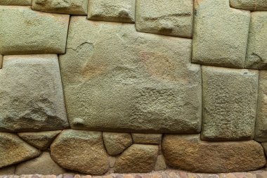 Cusco, Peru 'daki Hatunrumiyoc' un On İki Açı Taşı. Hatunrumiyoc orta Cusco 'da bir cadde ve en iyi korunmuş İnka yapıları ile tanınan bir cazibe merkezi.