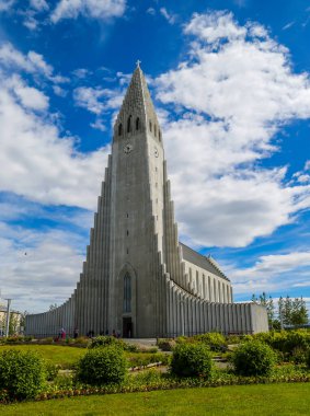 Hallgrimskirkja Luteryan kilisesi Reykjavik, İzlanda. 73 metre boyuyla İzlanda 'nın en büyük kilisesidir ve İzlanda' nın en yüksek yapıları arasındadır.