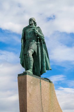 İzlanda 'nın Reykjavik kentindeki Hallgrimskirkja Lutheran kilisesinin önündeki kaşif Leif Erikson heykeli. 73 metre boyuyla İzlanda 'nın en büyük kilisesidir ve İzlanda' nın en yüksek yapıları arasındadır.