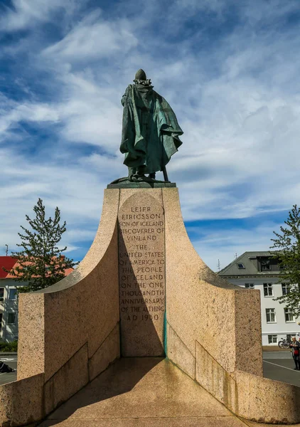 Socha Cestovatele Leifa Eriksona Před Luteránským Farním Kostelem Hallgrimskirkja Reykjavíku — Stock fotografie