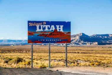 Utah tabelasına hoş geldiniz. Navajo Vadisi, Utah / Arizona sınırı.