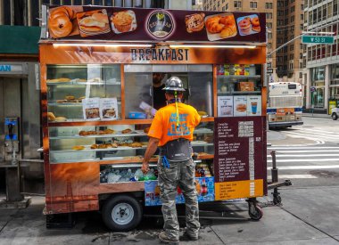 NEW YORK - 16 Temmuz 2020: Manhattan 'da sokak yemekleri satıcısı. Şehir tarafından lisanslı yaklaşık 4 bin tane seyyar yiyecek satıcısı var.