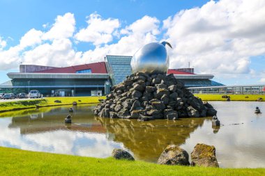 REYKJAVIK, ICELAND - 6 Temmuz 2020: İzlanda 'daki KeflavIk Uluslararası Havaalanı Terminal Binası