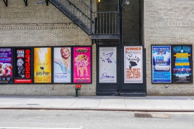 NEW YORK - 16 Temmuz 2020: Manhattan şehir merkezindeki Broadway müzikalleri reklam panosu. Tüm New York City Broadway şovları 3 Ocak 2021 'e kadar iptal edilmiştir.