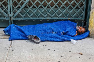 NEW YORK CITY - 16 Temmuz 2020: Manhattan şehir merkezindeki Columbus Circle yakınlarında evsiz bir adam