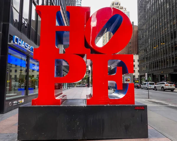 NEW YORK - 16 Temmuz 2020: Manhattan şehir merkezinde Robert Indiana 'nın Iconic Umudu Heykeli