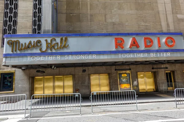 ニューヨーク 2020年7月16日 ニューヨーク市のランドマーク ミッドタウンのロックフェラー センターのラジオ シティ ミュージック ホール — ストック写真