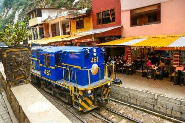 AGUAS CALIENTES, PERU - 3 Ekim 2016: Peru Demiryolu treni Peru 'daki Machu Picchu Pueblo tren istasyonuna ulaşır. Machu Picchu, 1983 yılından kalma hem kültürel hem de doğal UNESCO Dünya Mirası Bölgesi.