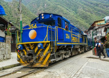 AGUAS CALIENTES, PERU - 3 Ekim 2016: Peru Demiryolu treni Peru 'daki Machu Picchu Pueblo tren istasyonuna ulaşır. Machu Picchu, 1983 yılından kalma hem kültürel hem de doğal UNESCO Dünya Mirası Bölgesi.