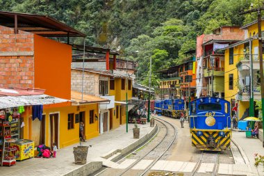 AGUAS CALIENTES, PERU - 3 Ekim 2016: Peru Demiryolu treni Peru 'daki Machu Picchu Pueblo tren istasyonuna ulaşır. Machu Picchu, 1983 yılından kalma hem kültürel hem de doğal UNESCO Dünya Mirası Bölgesi.