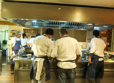 LIMA, PERU - 5 Ekim 2016: Lima, Peru 'daki ünlü Astrid y Gaston gurme restoranının mutfağında aşçılar. 