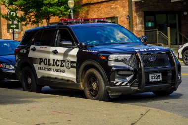 SARATOGA SPRINGS, New York - 23 Ağustos 2020: Saratoga Springs Polis Departmanı Saratoga Springs, New York 'ta güvenlik sağlıyor 