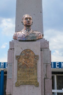 CUSCO, PERU - SEPTEMBER 30, 2016: Alejandro Velasco Astete anıtı Cusco, Peru 'daki Alejandro Velasco Uluslararası Havalimanı' nda. Perulu bir pilottu. And Dağları 'nın üzerinden uçan ilk adam olarak tanınırdı.