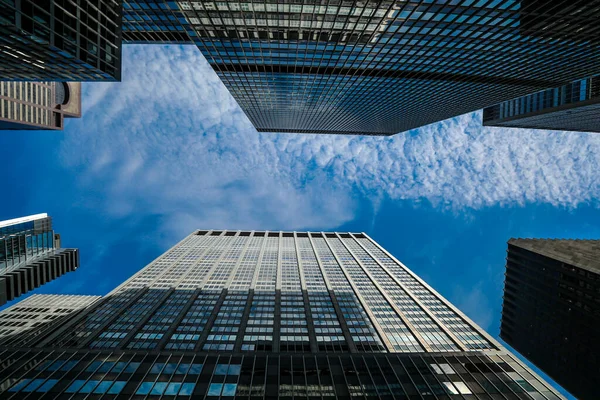 Manhattan 'daki 6. Cadde veya Amerika Bulvarı' nın gökdelenleri.