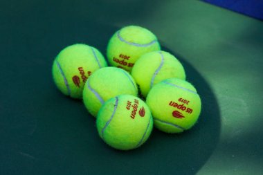 NEW YORK - 26 AĞUSTOS 2019: ABD Açık Wilson tenis topu Billie Jean King Ulusal Tenis Merkezi, New York. Wilson 1979 'dan beri Amerika Açık' ın resmi balosudur.