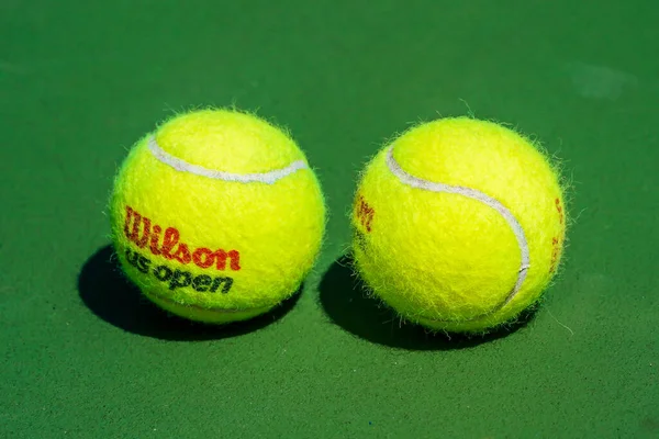 ニューヨーク 2019年8月26日 ニューヨークのビリー ジーン キング ナショナル テニスセンターで米国オープン ウィルソンのテニスボール ウィルソンは1979年以来アメリカオープンの公式ボールです — ストック写真