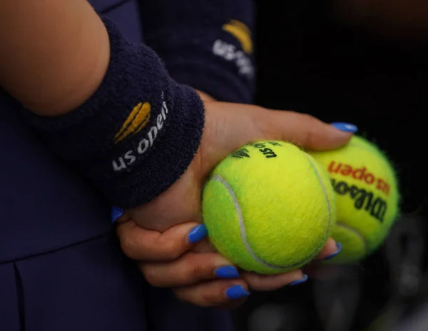 Nueva York Agosto 2019 Ball Boy Sostiene Pelota Tenis Estadounidense — Foto de Stock