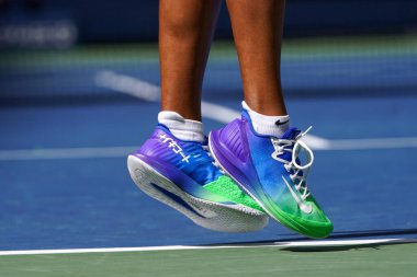 NEW YORK - 27 Ağustos 2019: Japonya Grand Slam Şampiyonu Naomi Osaka, 2019 ABD Açık Tenis Turnuvası sırasında Nike Air Zoom Zero marka özel tenis ayakkabıları giyiyor. 