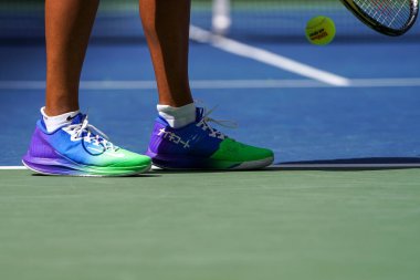 NEW YORK - 27 Ağustos 2019: Japonya Grand Slam Şampiyonu Naomi Osaka, 2019 ABD Açık Tenis Turnuvası sırasında Nike Air Zoom Zero marka özel tenis ayakkabıları giyiyor. 