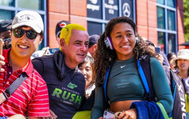 NEW YORK - 26 AUGust 2019: Japonya Grand Slam Şampiyonu Naomi Osaka, New York 'taki Billie Jean King Ulusal Tenis Merkezi' nde 2019 ABD Açık antrenmanından sonra hayranlarıyla selfie çekiyor