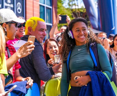 NEW YORK - 26 AUGust 2019: Japonya Grand Slam Şampiyonu Naomi Osaka, New York 'taki Billie Jean King Ulusal Tenis Merkezi' nde 2019 ABD Açık antrenmanından sonra hayranlarıyla selfie çekiyor