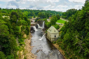 New York 'un kuzeyindeki Ausable Chasm' da Gökkuşağı Şelalesi. Vadi yaklaşık 3,2 km uzunluğunda ve New York 'un kuzeyindeki Adirondacks bölgesinde bir turistik merkezdir.