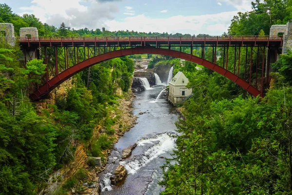 纽约北部可供利用的鸿沟上的大桥和彩虹瀑布 这条峡谷长约两英里 长达3 2公里 是纽约州北部Adirondacks地区的一个旅游胜地 — 图库照片