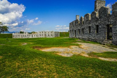 Fort Crown Point, New York 'un kuzeyindeki barakaların kalıntıları.