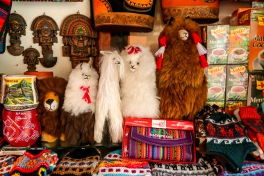 MACHU PICCHU, Peru - 2 Ekim 2016: Peru 'daki Machu Picchu' da yerel hediyelik eşya. Machu Picchu, 1983 yılından kalma hem kültürel hem de doğal UNESCO Dünya Mirası Bölgesi.