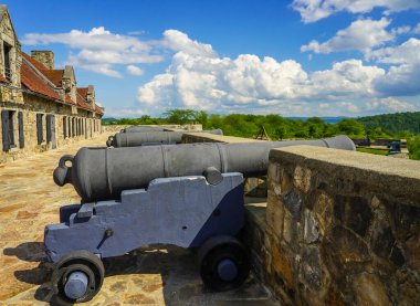 New York 'un kuzeyindeki tarihi Ticonderoga Kalesi' nde top sesleri. Fort Ticonderoga, eskiden Fort Carillon olarak bilinen 18. yüzyılda Fransa 'nın kuzey New York kentinde inşa edilen büyük bir yıldız kalesidir.