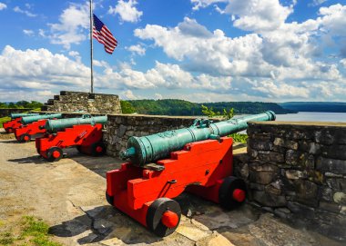 New York 'un kuzeyindeki tarihi Ticonderoga Kalesi' nde top sesleri. Fort Ticonderoga, eskiden Fort Carillon olarak bilinen 18. yüzyılda Fransa 'nın kuzey New York kentinde inşa edilen büyük bir yıldız kalesidir.