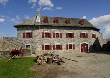 New York 'un kuzeyindeki tarihi Ticonderoga Kalesi' nde depo ve barut dergisi. Fort Ticonderoga, eskiden Fort Carillon olarak bilinen 18. yüzyılda Fransa 'nın kuzey New York kentinde inşa edilen büyük bir yıldız kalesidir.