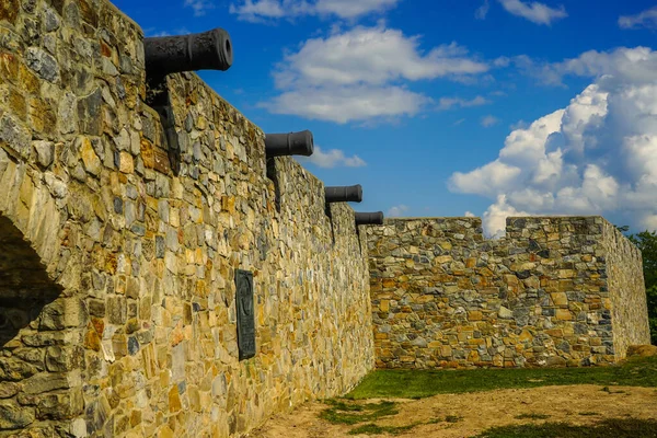 New York Kuzeyindeki Tarihi Ticonderoga Kalesi Nin Dış Duvarı Topları — Stok fotoğraf