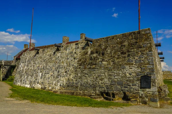 ニューヨーク州北部の歴史あるタイコンデロガ砦の外壁と大砲 タイコンデロガ砦 Fort Ticonderoga 旧カリヨン砦 アメリカ合衆国ニューヨーク州北部にあるフランス軍によって建設された18世紀の大規模な星の砦である — ストック写真