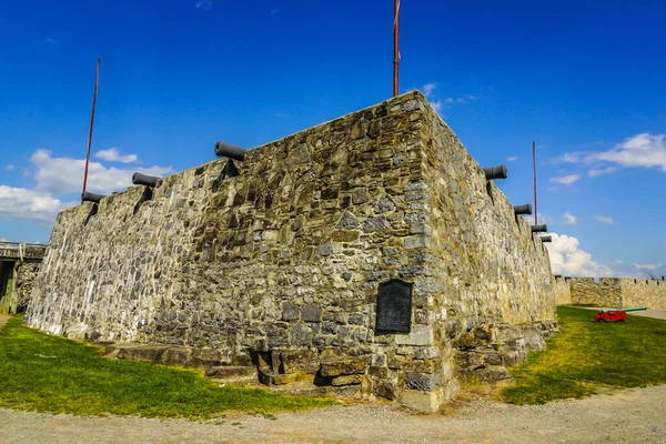 位于纽约州北部历史性的特科维拉堡的外墙和炮台 蒂孔德拉堡 Fort Ticonderoga 旧称卡里隆堡 Fort Carillon 是一座18世纪的大堡垒 由法国建造于美国纽约州北部 — 图库照片