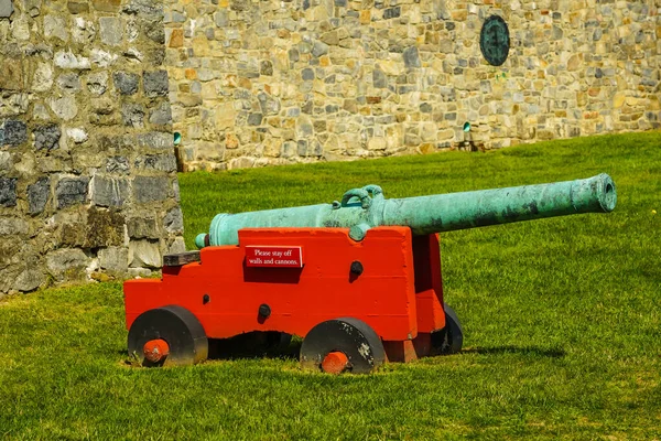 ニューヨーク州北部の歴史あるタイコンデロガ砦の外壁と大砲 タイコンデロガ砦 Fort Ticonderoga 旧カリヨン砦 アメリカ合衆国ニューヨーク州北部にあるフランス軍によって建設された18世紀の大規模な星の砦である — ストック写真