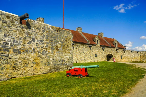 ニューヨーク州北部の歴史あるタイコンデロガ砦の外壁と大砲 タイコンデロガ砦 Fort Ticonderoga 旧カリヨン砦 アメリカ合衆国ニューヨーク州北部にあるフランス軍によって建設された18世紀の大規模な星の砦である — ストック写真